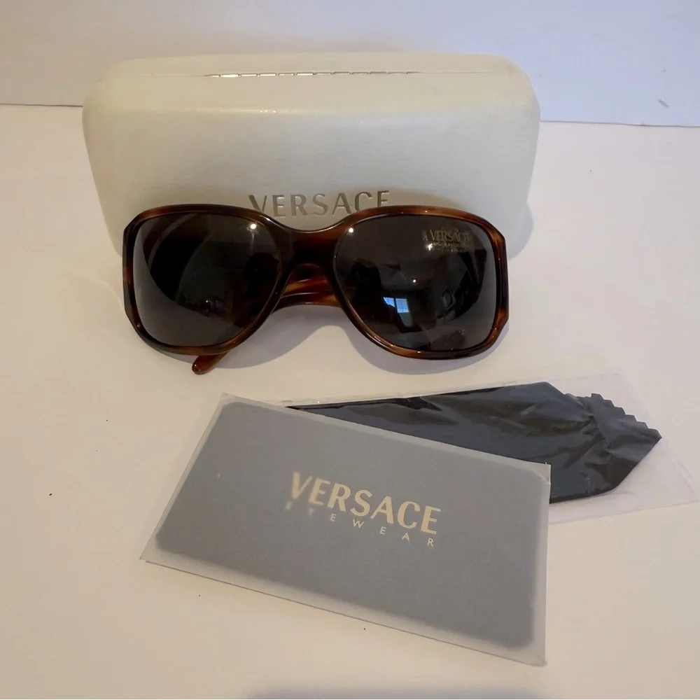 ๐ Authentic Versace Brown Sunglasses with Swaroski Crystals Details - Picture 2 of 11